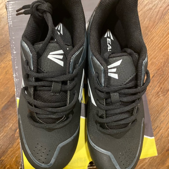 Brand new boys soccer shoes size 4 - Picture 2 of 5